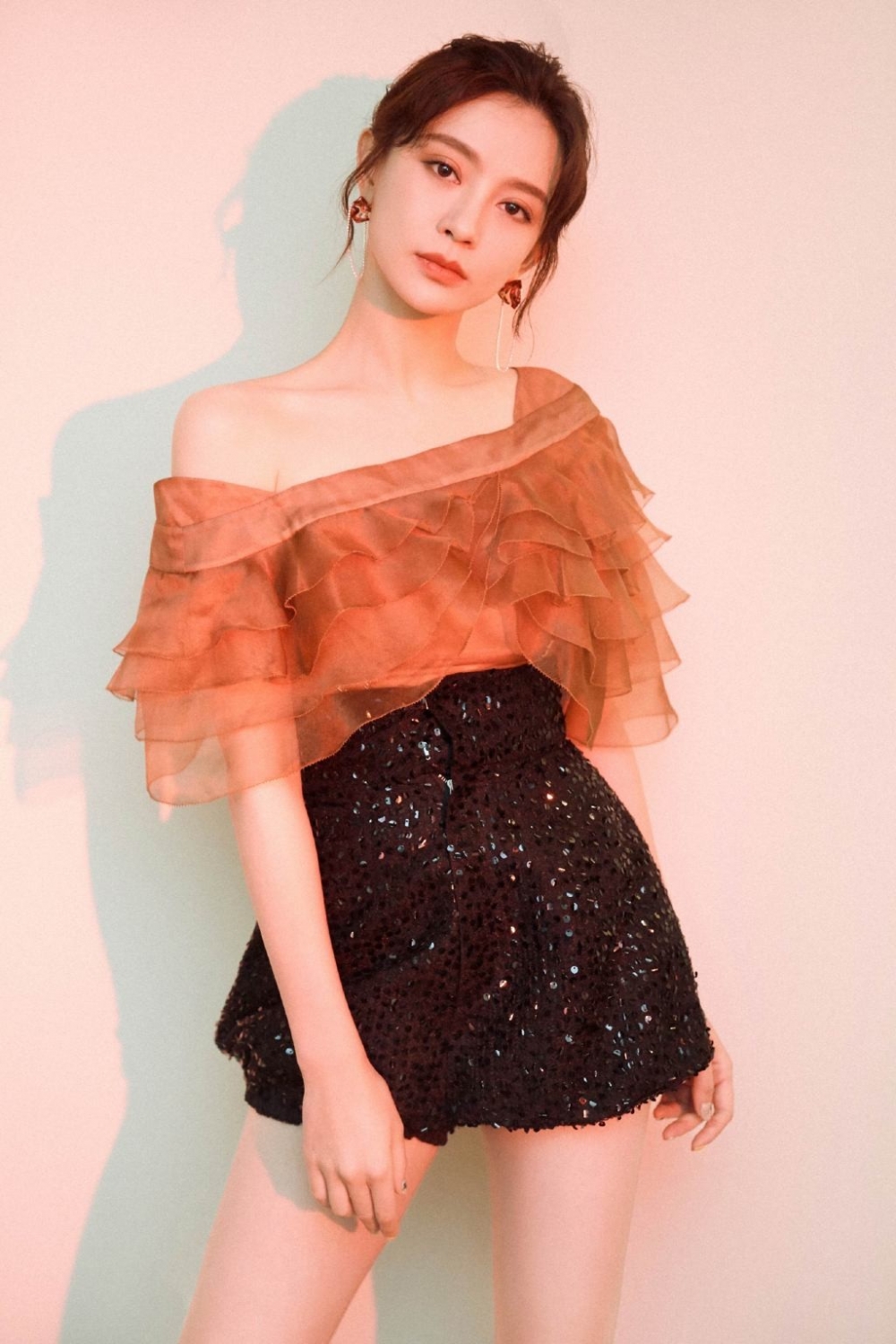 空灵气质美女施诗白皙肌肤水嫩清纯俏皮户外写真