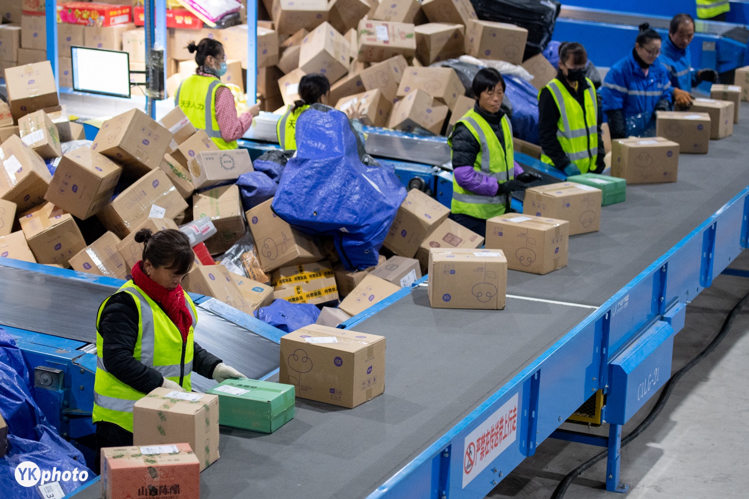 双十一进入最高峰快递压力陡增全自动分拣设备成奇兵