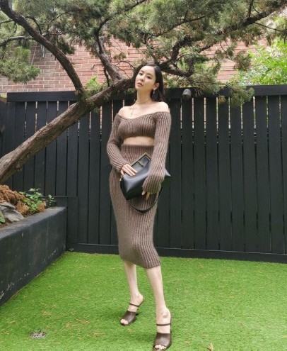 韩国女艺人李多喜sns发照穿毛衣裙秀身材