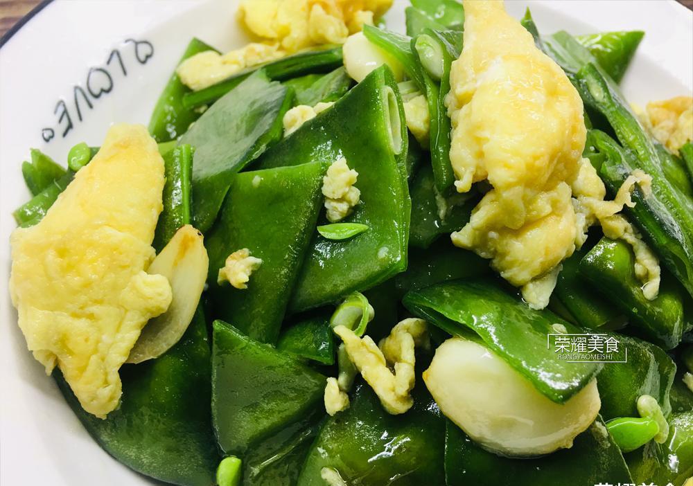 一盘美味的紫扁豆炒鸡蛋就完成了,说来也挺好奇,说好的紫色去哪了?