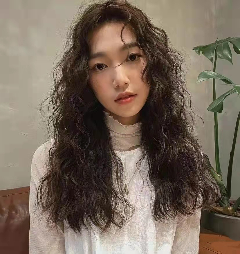 只要会涂抹造型品,会用吹风机烘干头发就能打理好冷烫的卷发发型