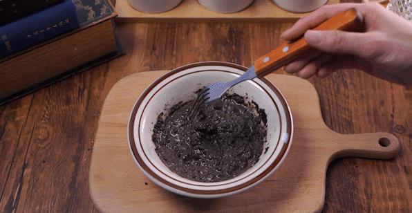 奥利奥加牛奶捣碎微波炉叮90秒竟然真的可以变成布朗尼蛋糕