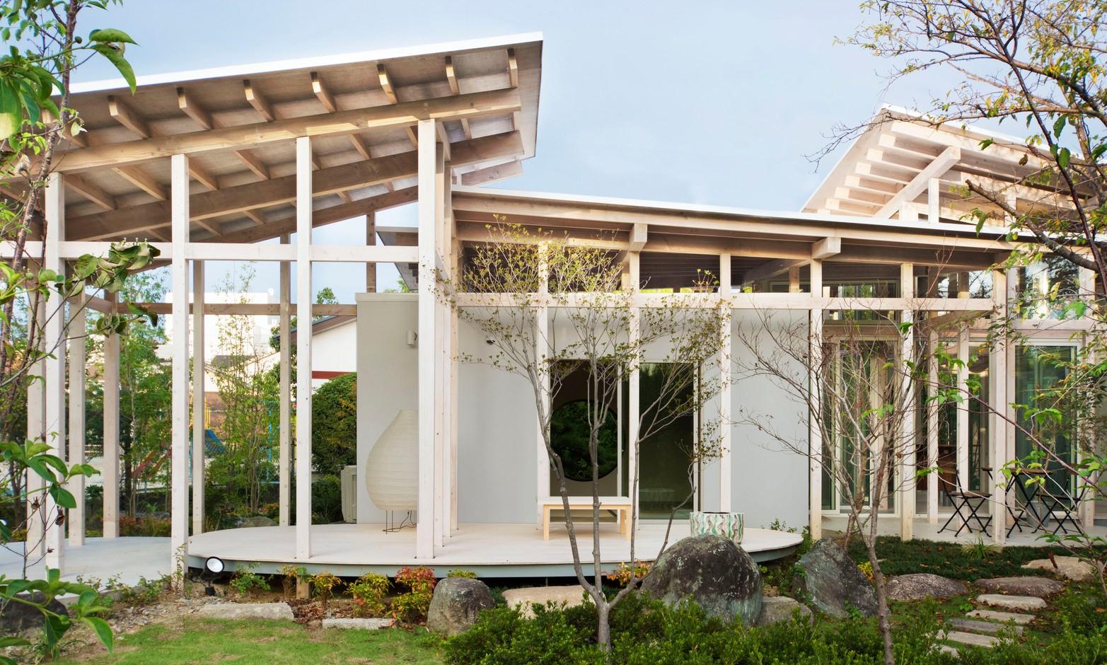 日本悬浮屋顶住宅树篱间游离的自由空间