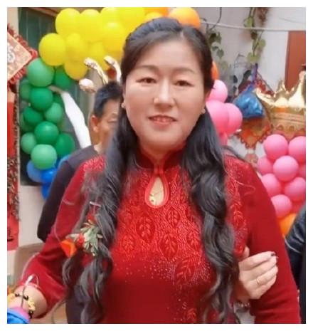大衣哥妻子过生日许愿,盼望快点抱孙子,儿媳妇听了害羞脸红