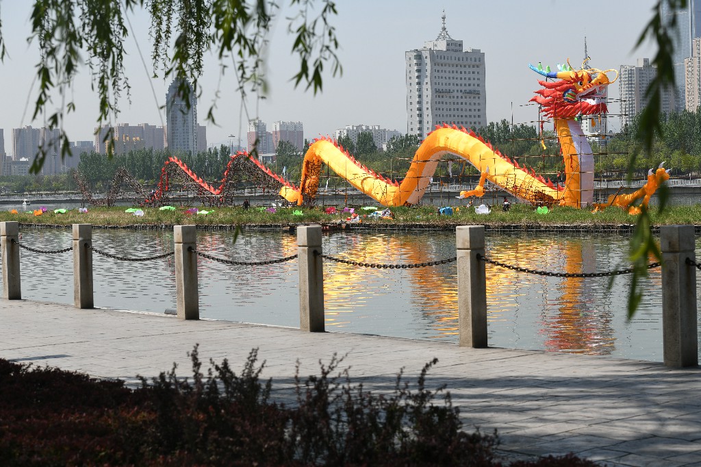 太原汾河巨龙换装五一重新亮灯