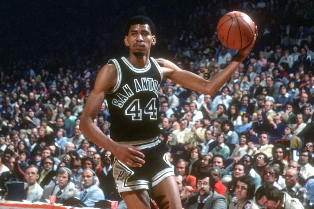 nba历史75大球星之一的"冰人"乔治-格文(george gervin),他原先就名列