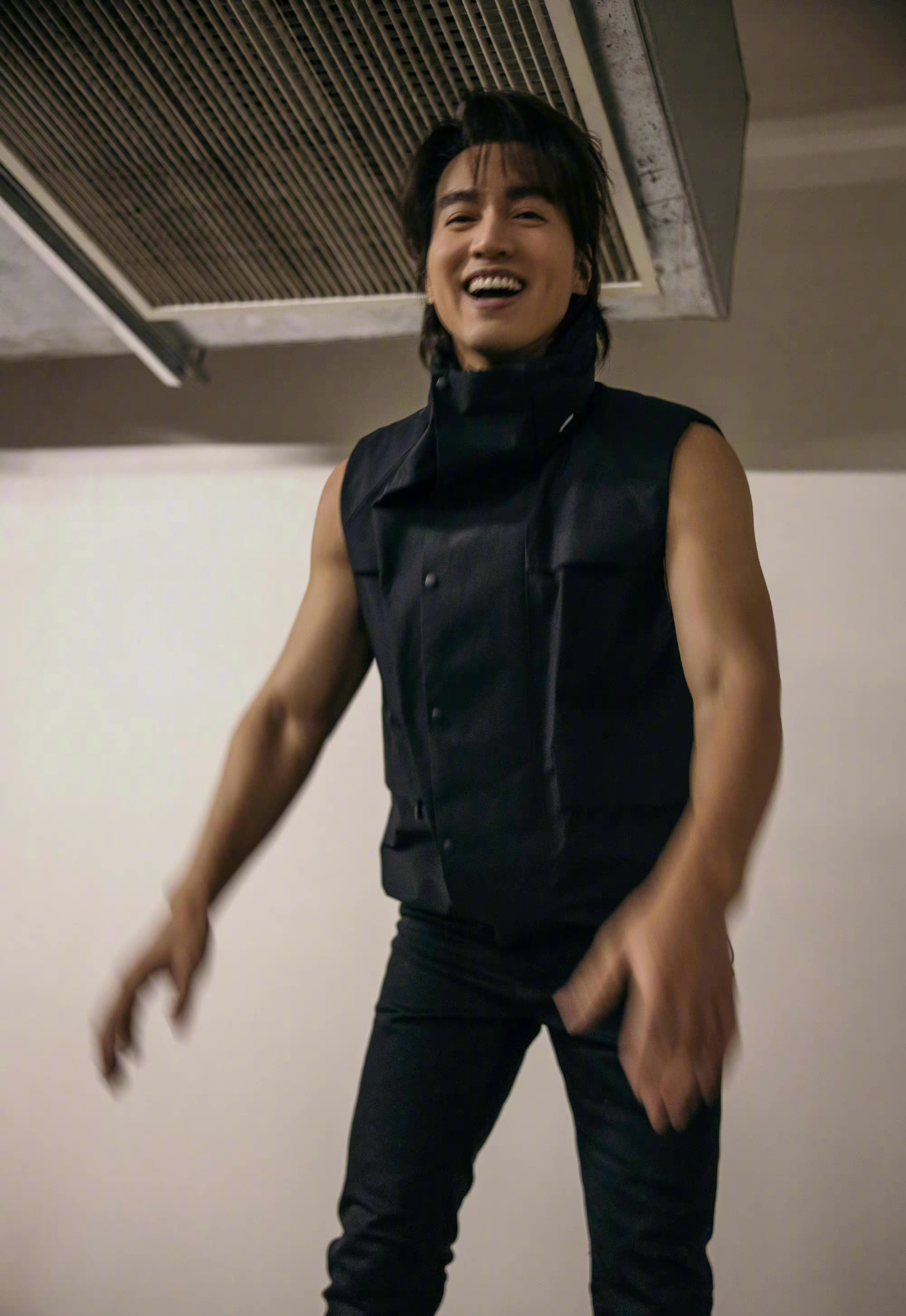 言承旭最新氛围感随拍心动指数满分成熟帅气的男性魅力