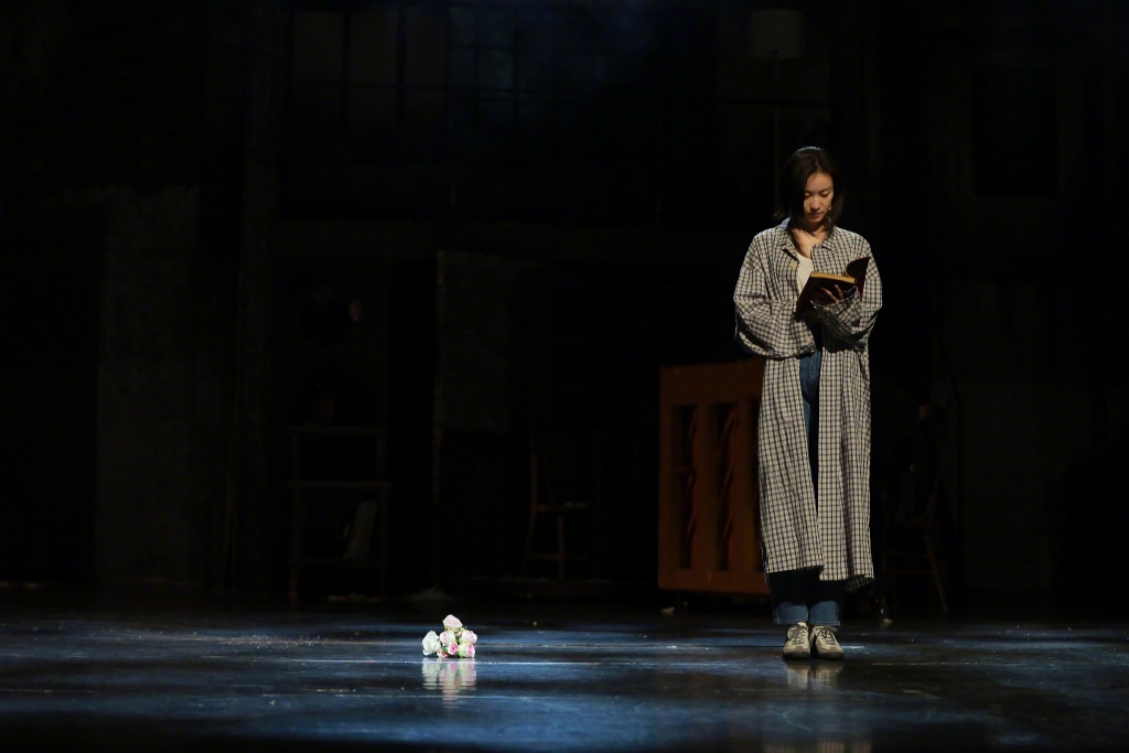 倪妮话剧造型释出,身穿格纹长款衬衫,搭配深蓝牛仔裤