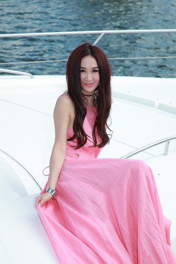 1 / 6 6月3日,"最美妲己"温碧霞曝光了一组海边近照,穿着性感魅力不减