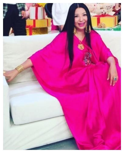 曾被男友割伤耳朵,喜欢头戴大红花的杨二车娜姆,如今过得怎么样