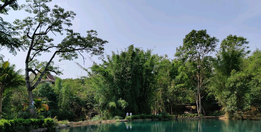 云南潞江坝风景秀丽 白龙潭潭水清澈见底 傣族风情浓郁 好地方!