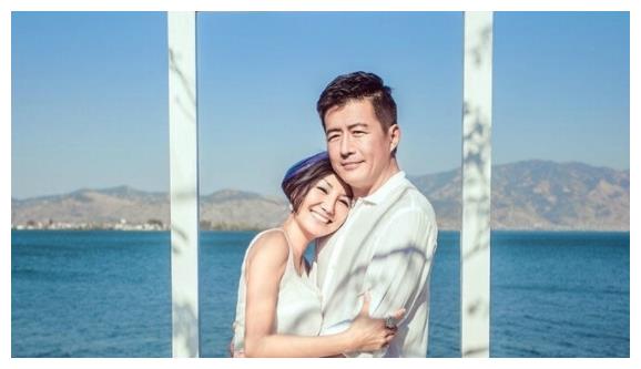 高曙光与妻子同框,现身名媛派对却靠边站,女方身份不简单