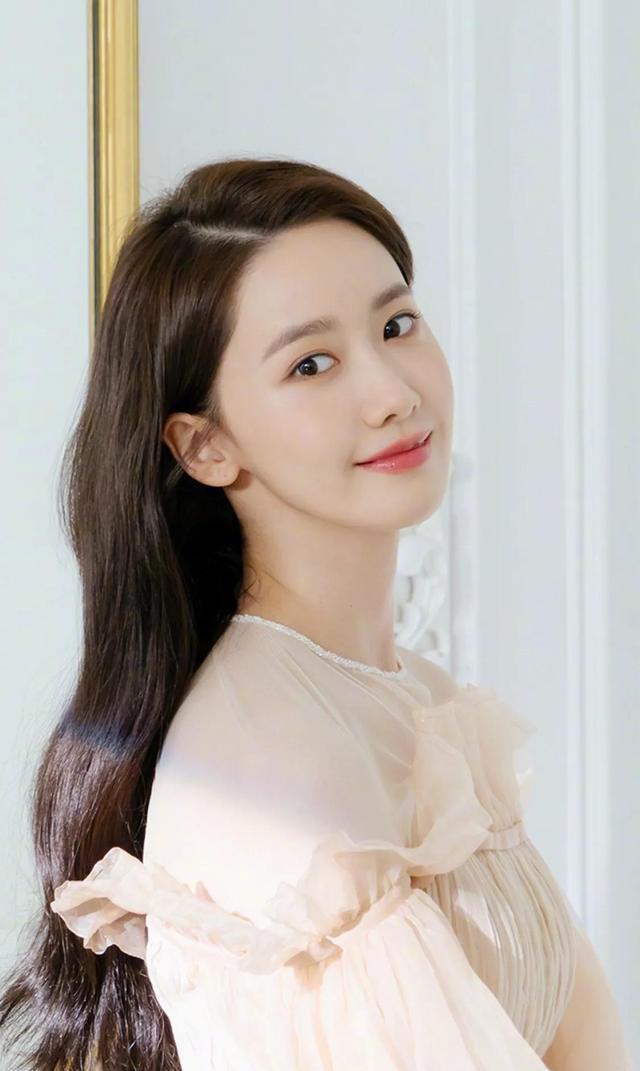 拥有着天使脸庞的林允儿,是多家杂志封面的专属宠儿,她俏颜可人,气质