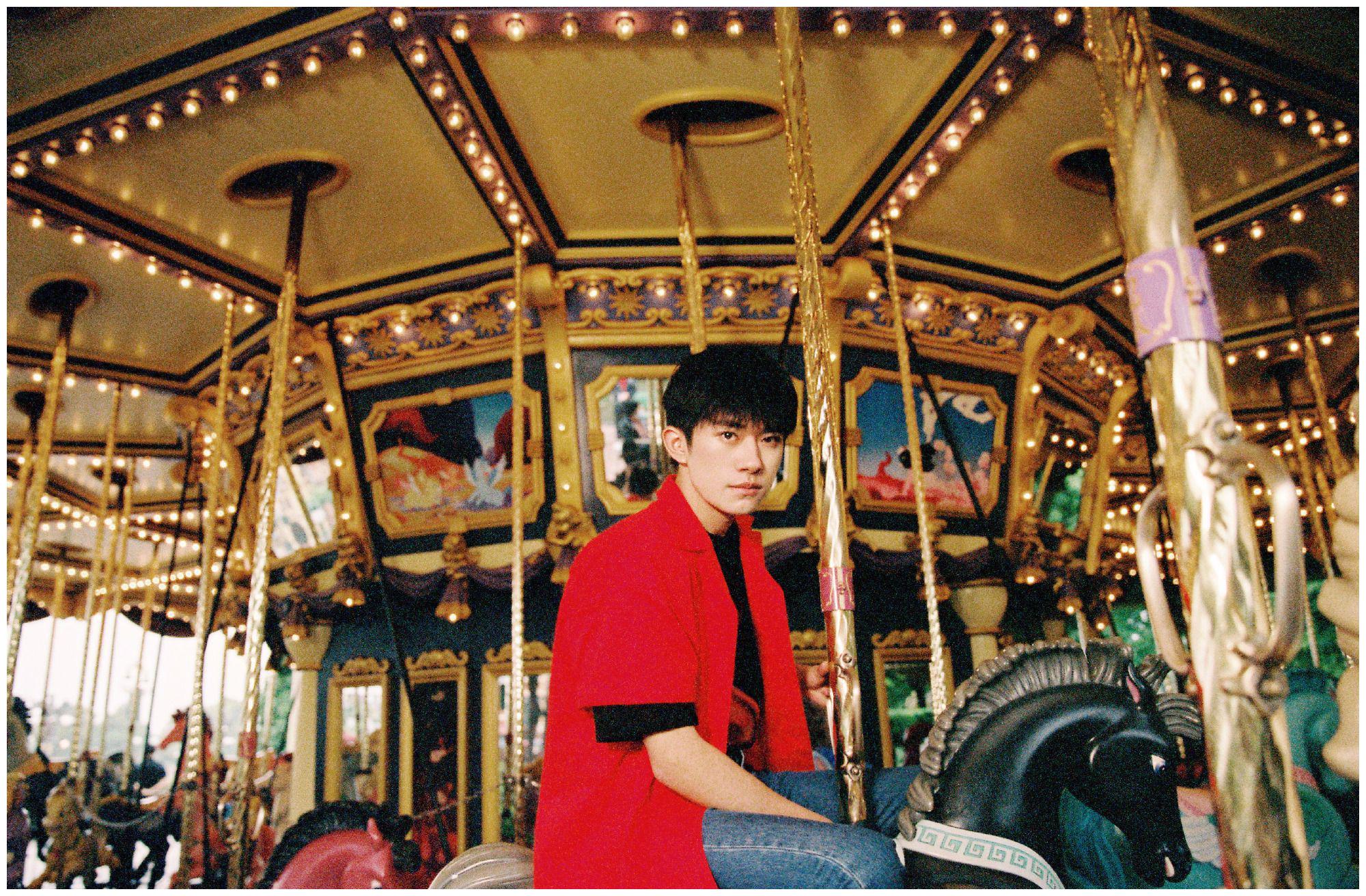 易烊千玺给手臂p图原因令人心疼粉丝永远沉迷他的温柔