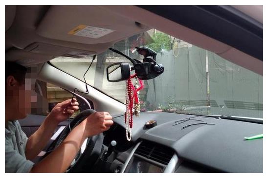 新手车主注意了,行车记录仪不要装这3个位置,用处不大还危险