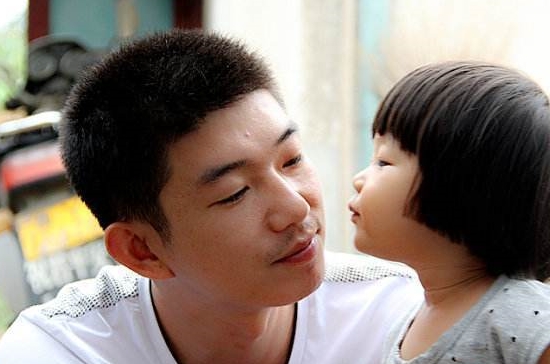 男子在路边捡了个孩子，2年后，得知是自己亲生女儿休闲区蓝鸢梦想 - Www.slyday.coM