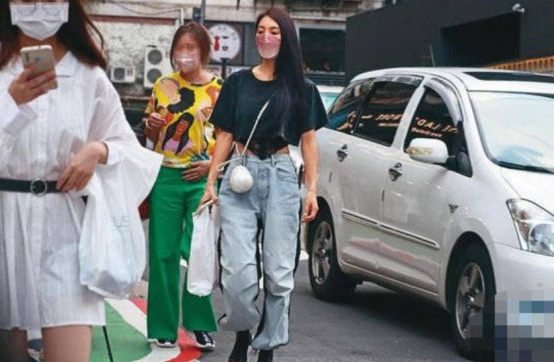 曹格婚姻疑亮红灯,吴速玲带儿女搬家,男方曾被曝酒品不好休闲区蓝鸢梦想 - Www.slyday.coM 曹格婚姻疑亮红灯,吴速玲带儿女搬家,男方曾被曝酒品不好休闲区蓝鸢梦想 - Www.slyday.coM