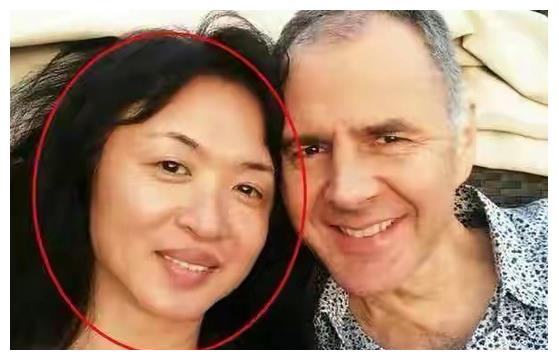 中国首位变性人金星如今50岁落下后遗症丈夫汉斯太尴尬