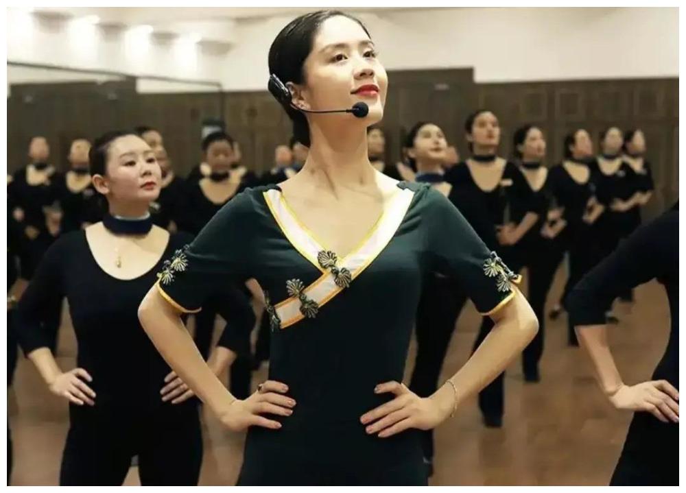 最近比较火的网红形体老师邱凌遭吐槽天天练形体却越练越老