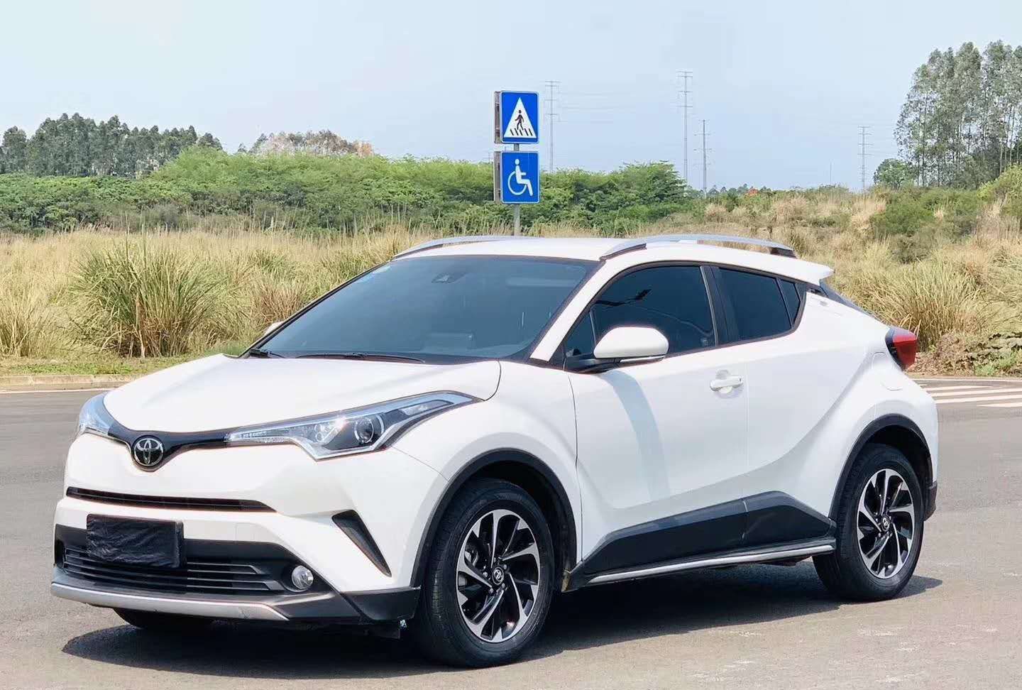 丰田izoa奕泽一个月销售8000台,精制造型,运动时尚的suv