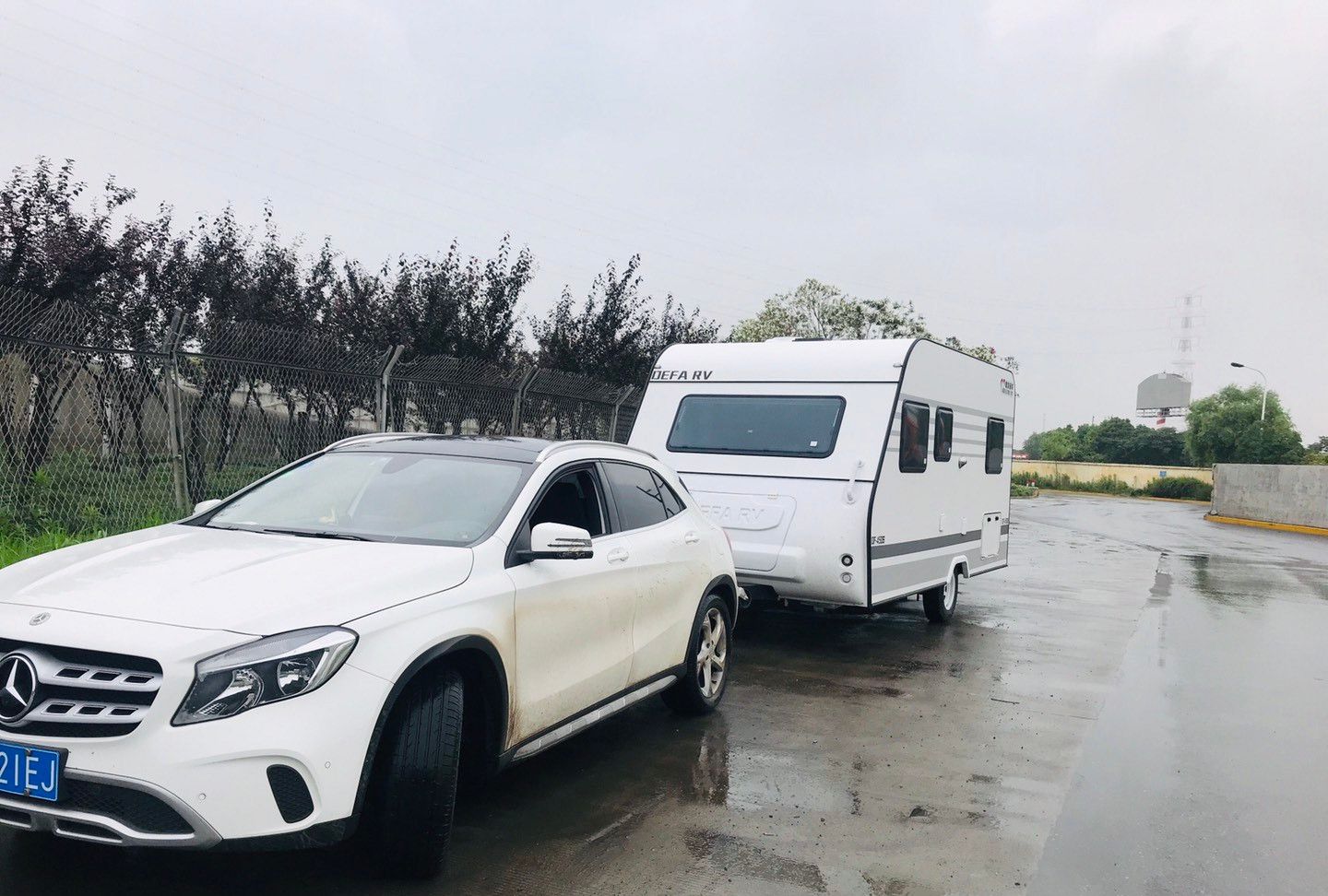 1 / 6 奔驰加拖挂房车