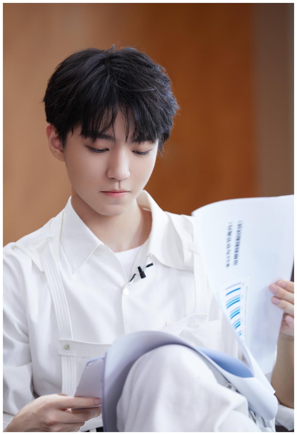 王俊凯自制ppt汇报工作 8g少年在线冲浪解释网络热词