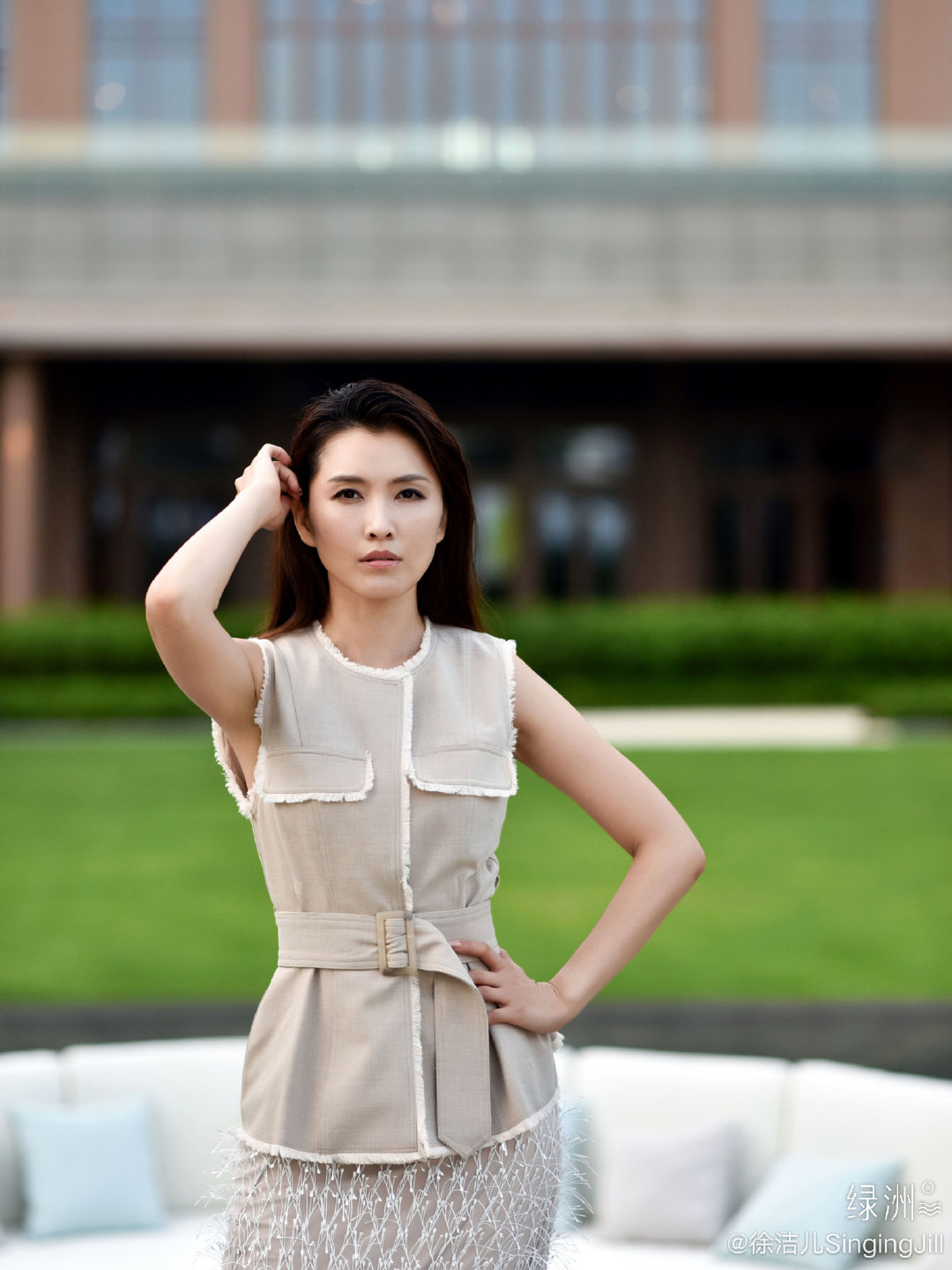 徐洁儿气质写真曝光 简约时尚高级感十足