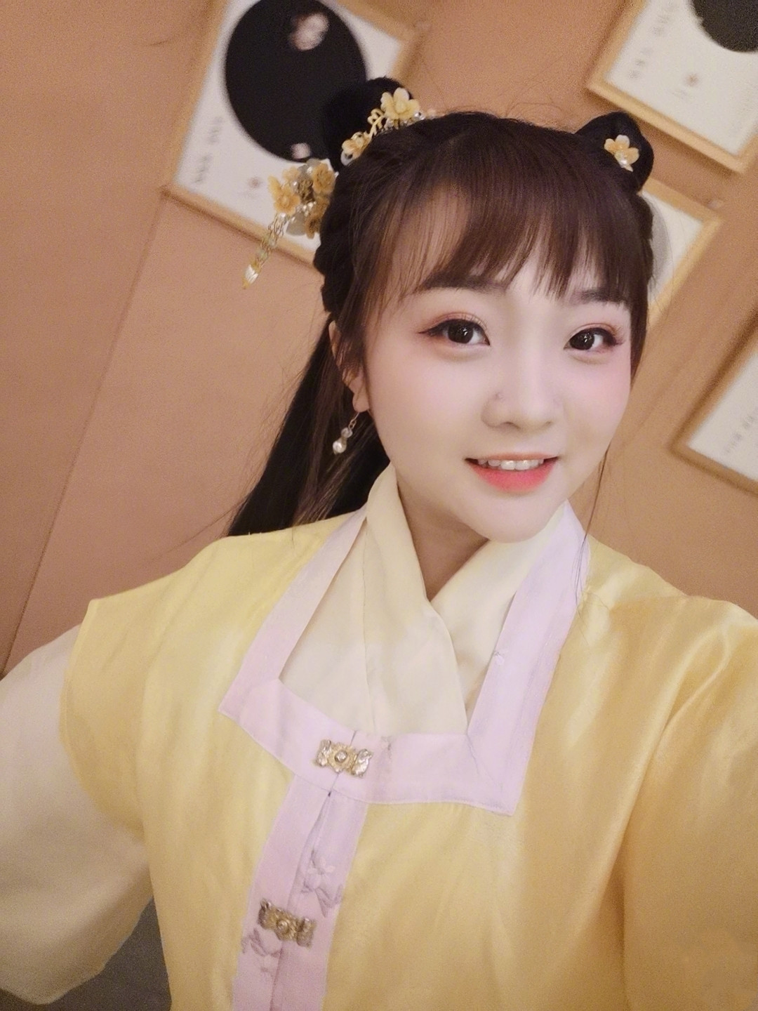 22岁林妙可自拍照曝光,鹅黄色长裙明艳动人,对镜甜笑少女感十足