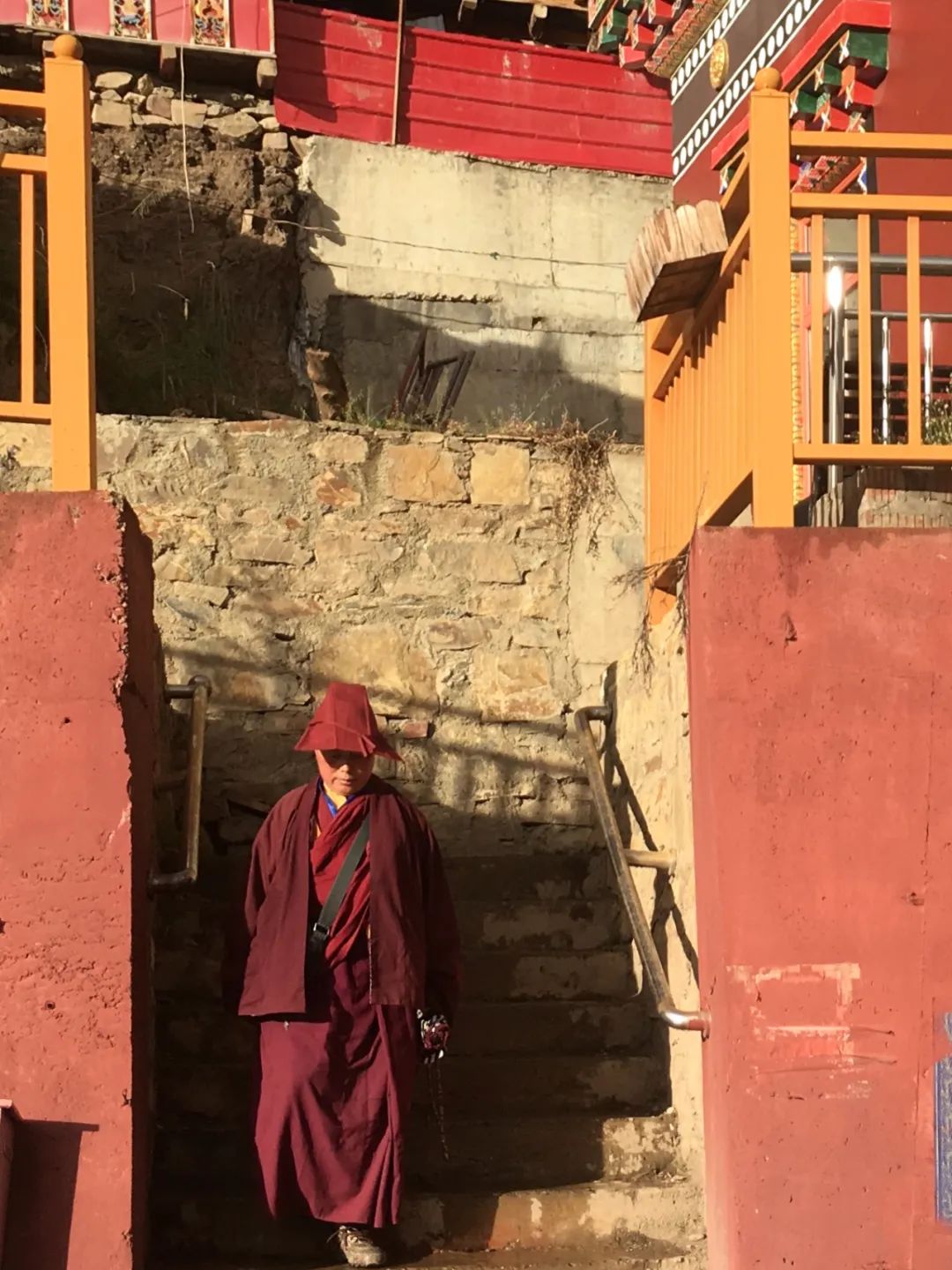 五明佛学院是由藏传佛教宁玛派创立的,宁玛派也被称为:红教,所以僧人