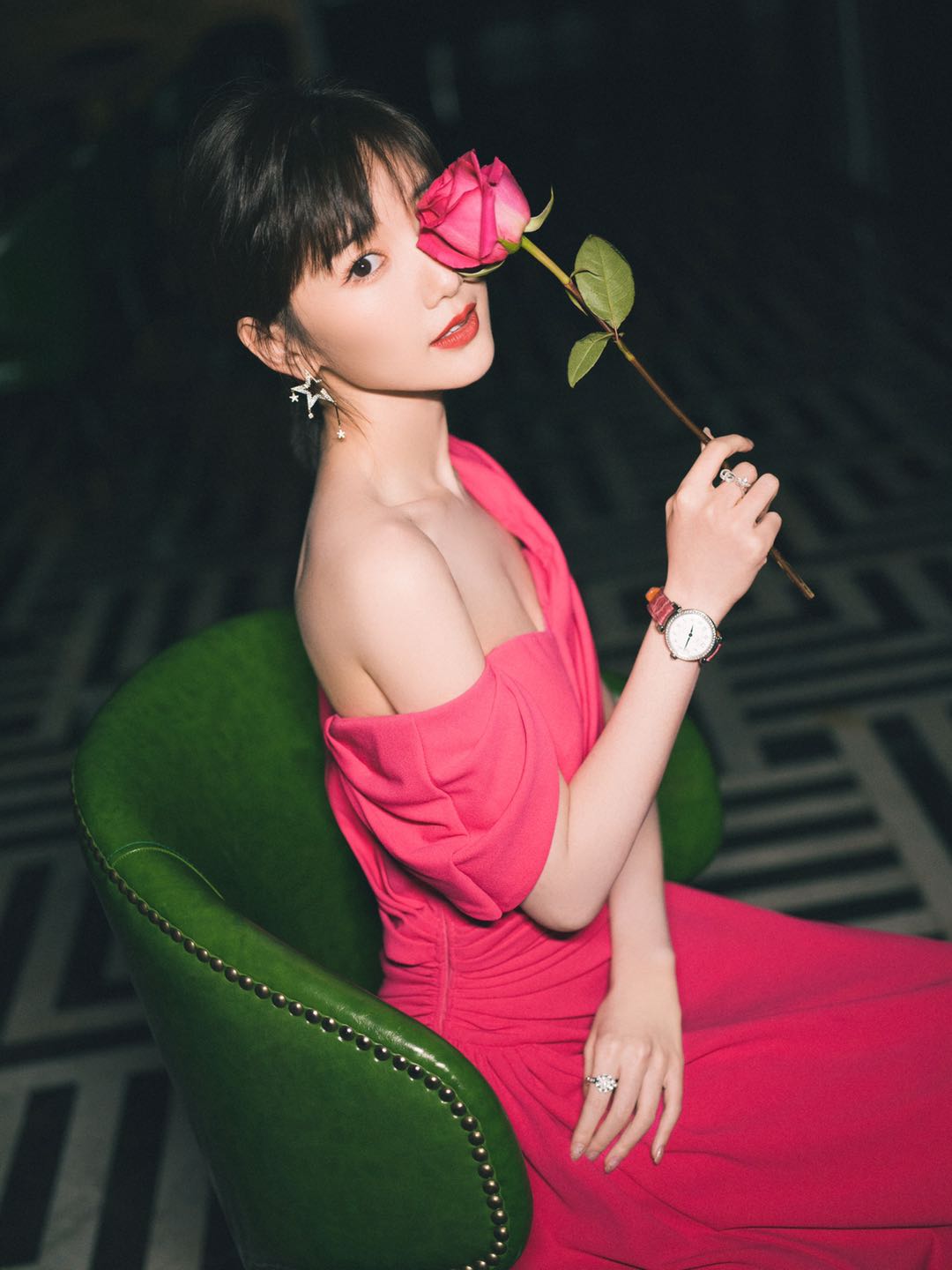 毛晓彤穿红色调连衣裙给人眼前一亮的感觉忒好看了吧