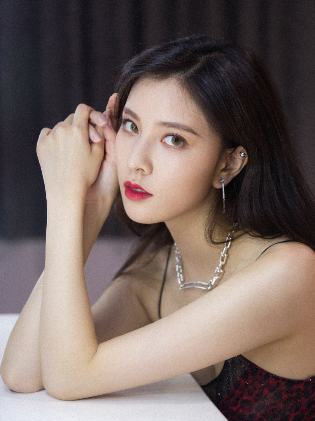 宋妍霏终于放开了穿豹纹吊带连衣裙性感又霸气