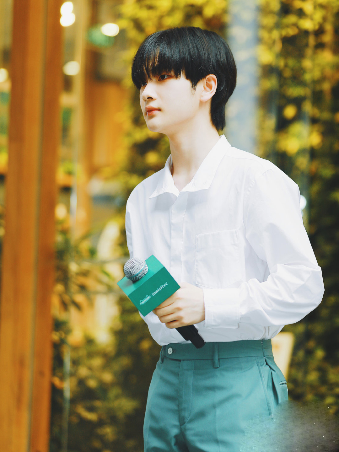 周震南白色衬衫还可以这么穿?清爽又帅气!__财经头条