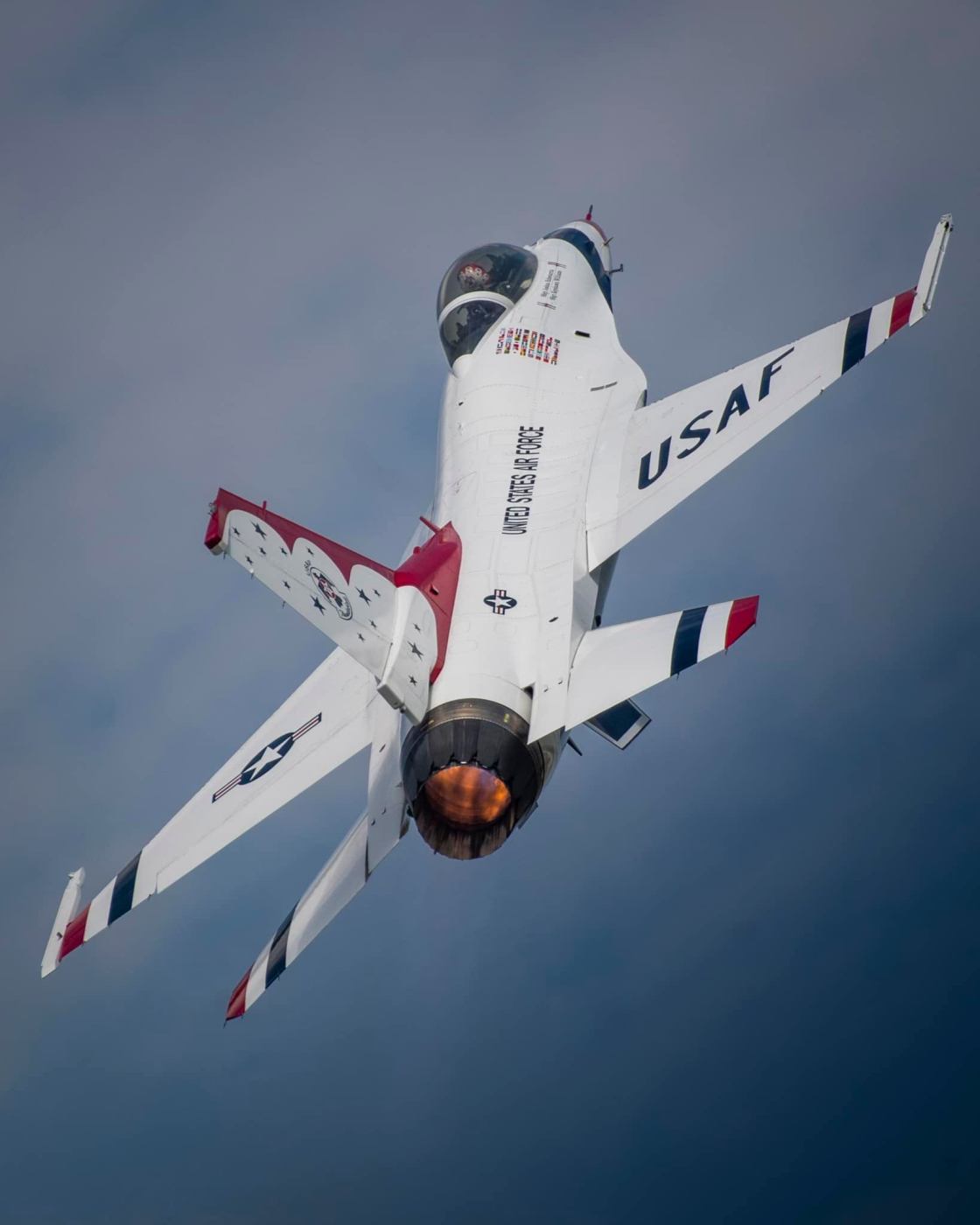 雷鸟飞行表演队在韦恩堡航空展进行飞行表演
