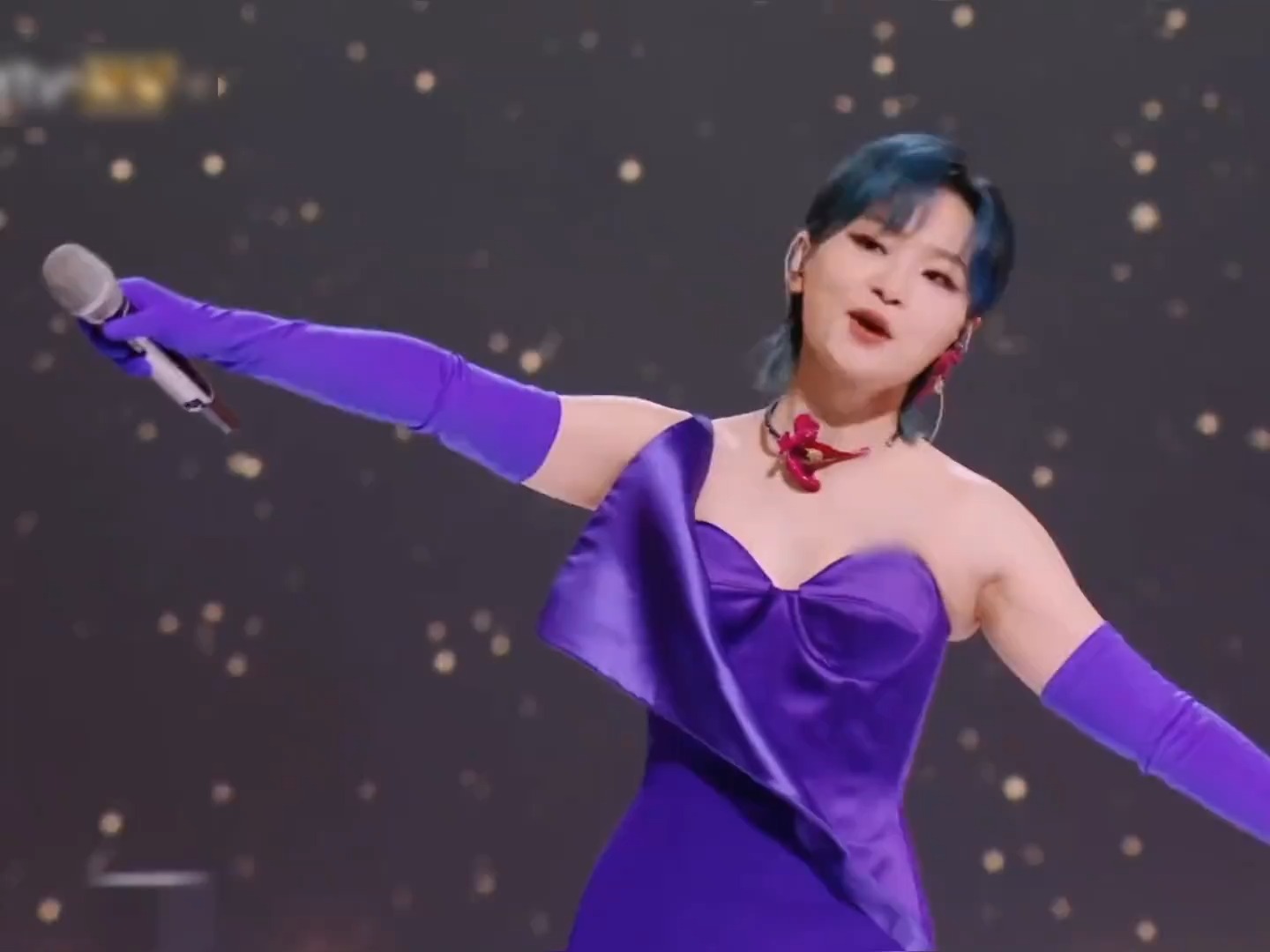 周笔畅：姐现在也很有魅力了吧？李宇春都比不上了！