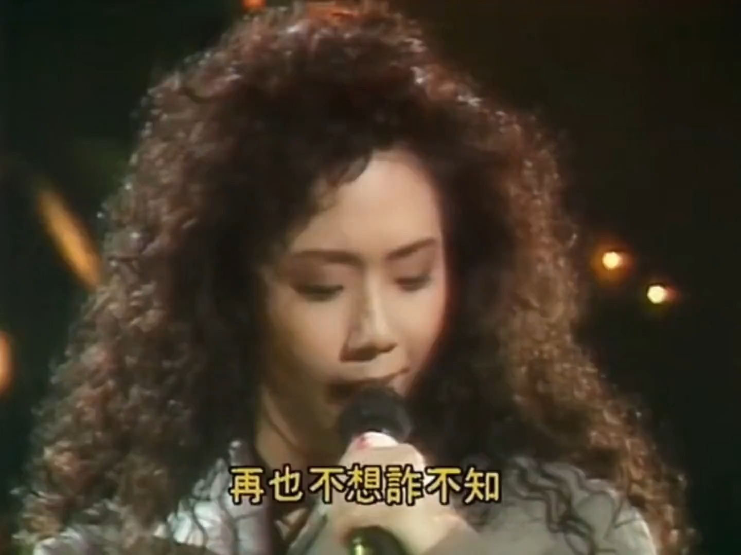 《灰色》是林忆莲第一首，真正意义的大热歌曲，强劲的节奏超棒