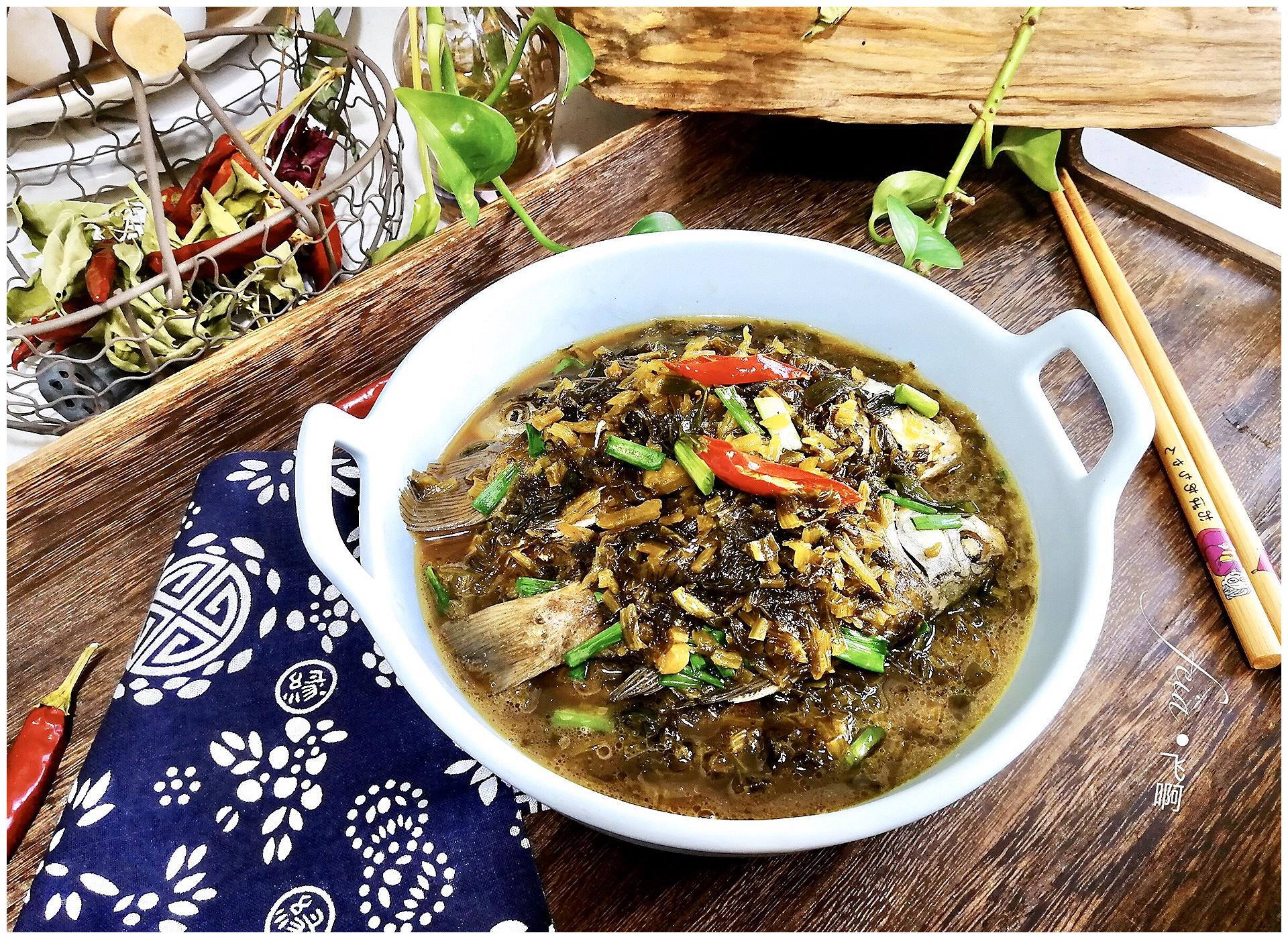 今天吃什么鲜美下饭野生鲫鱼烧咸菜