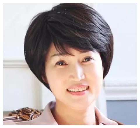 五六十岁女人别乱剪头发试试这几款发型美出新高度