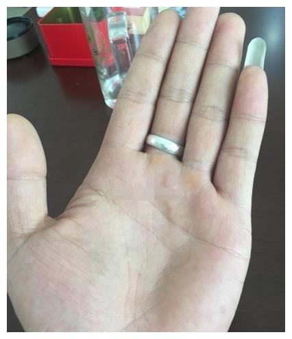 手相体现出来的运势信息还是很不错的,小指长过三关,是衣食无忧的体现