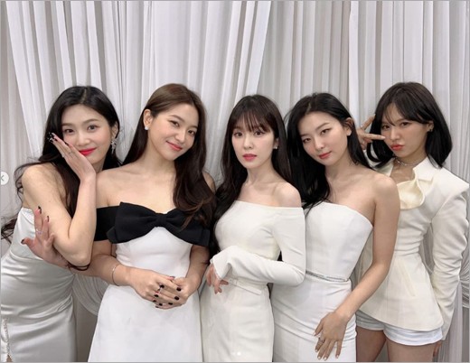 redvelvet发布最新合影 五成员穿白色礼服合照|女团
