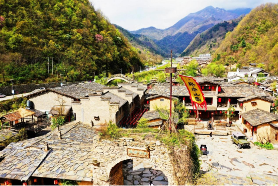 这个土匪窝一样的小镇靠什么发家来一次你就明白了