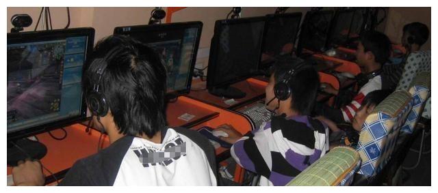 19岁姐姐管教不了弟弟崩溃报警：父母忙工作，弟弟偷钱去网吧休闲区蓝鸢梦想 - Www.slyday.coM