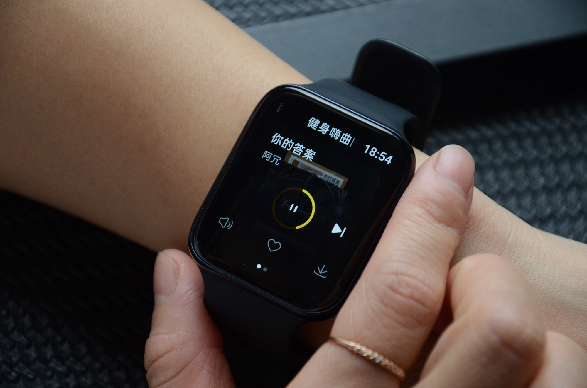 oppo watch 46mm支持外放,可以直接通过手表来听歌,听电台或是通话.