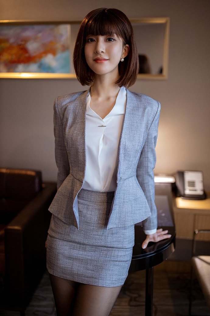 短发的职业装美女有点小精致呀