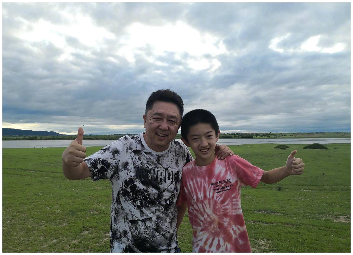 于谦小儿子首曝光,西装配白裤现身赛马场长腿吸睛,正脸更像妈妈