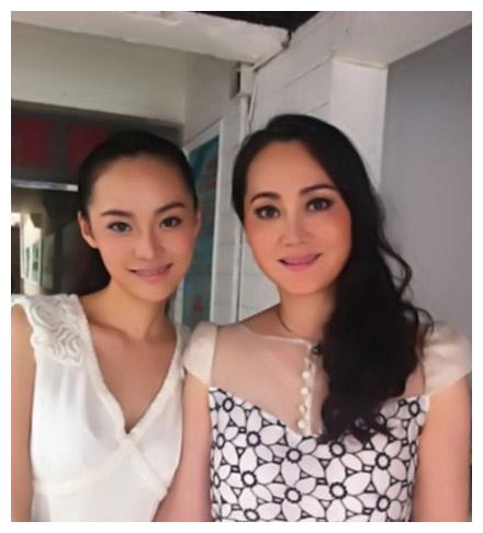 此后宋佳也是经历了两段恋情,导演于敏和富商蔡程,但都没有结婚.