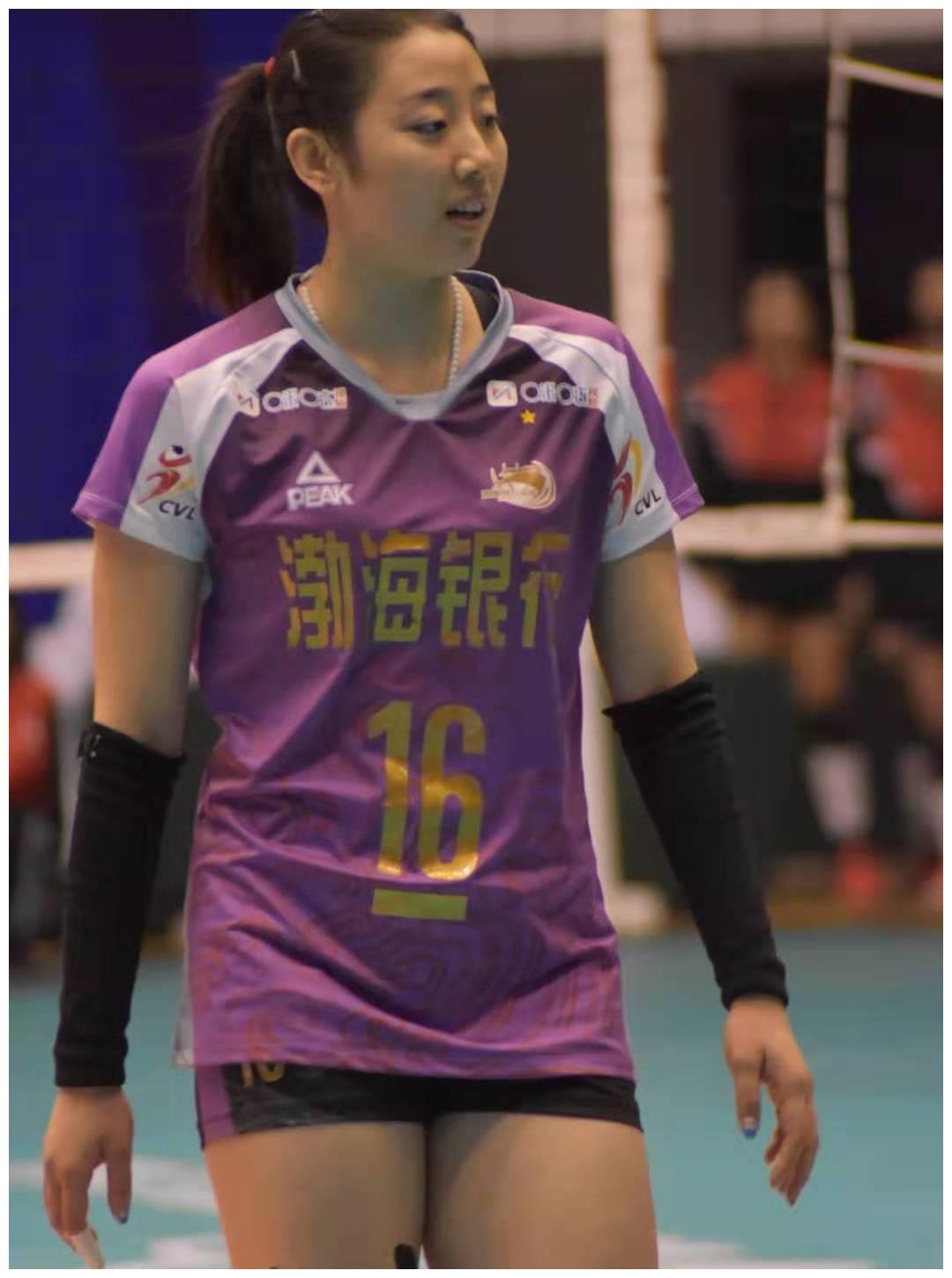 姚迪比赛照片,身材圆润,大腿屁股胖嘟嘟,这颜值不愧是女排之花