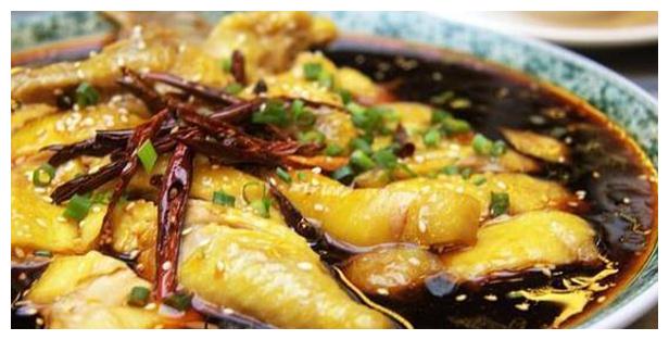 酱油鸡材料:鸡1只(约3斤),生抽1碗,可乐200ml,老抽2汤匙,薄荷叶1小撮