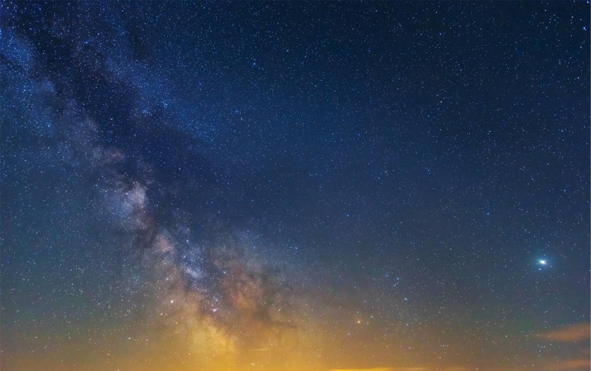 喜欢在闲来无事的晚上,捧着一瓶汽水,在自己家的院子里,对着漫天星斗