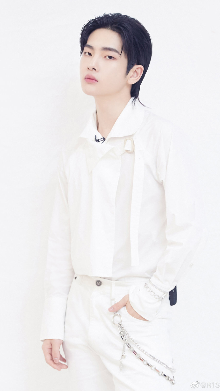 周震南搭配拼接衬衫,粉色眉毛抢镜!