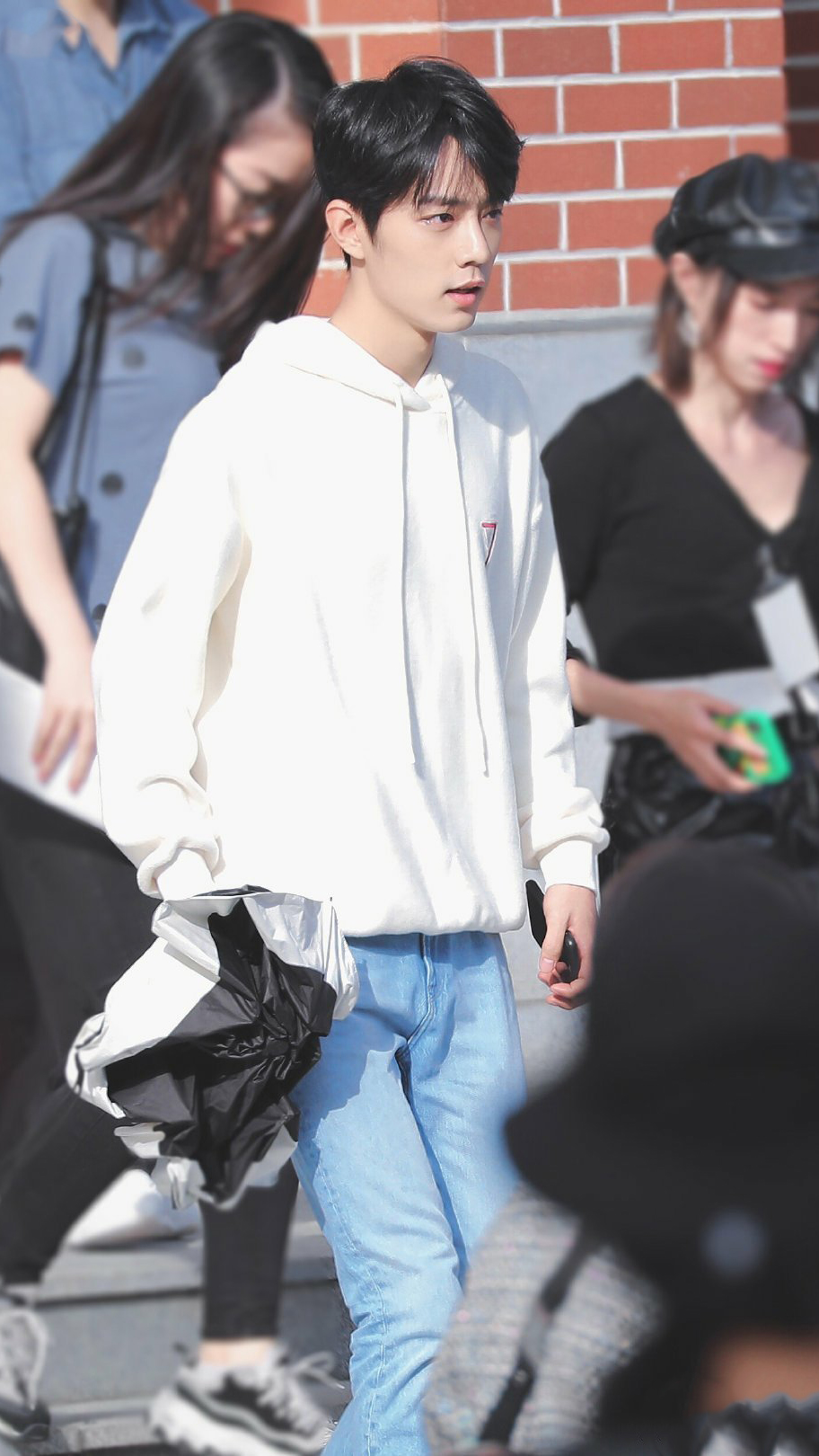 肖战下班照,白色卫衣搭配牛仔裤,清爽又帅气!